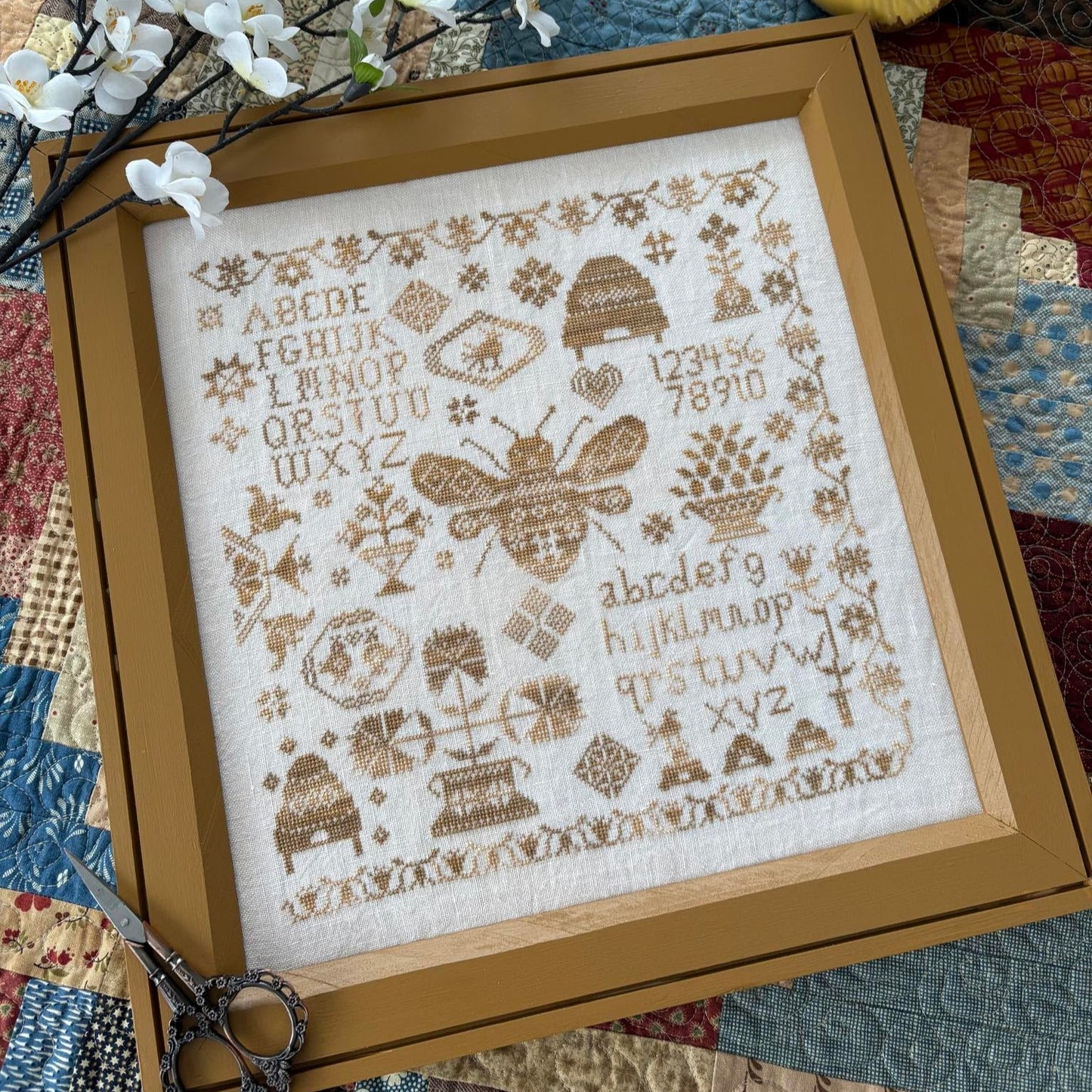 Pansy Patch Quilts and Stitchery - Honey Bee Sampler - Booklet Chart