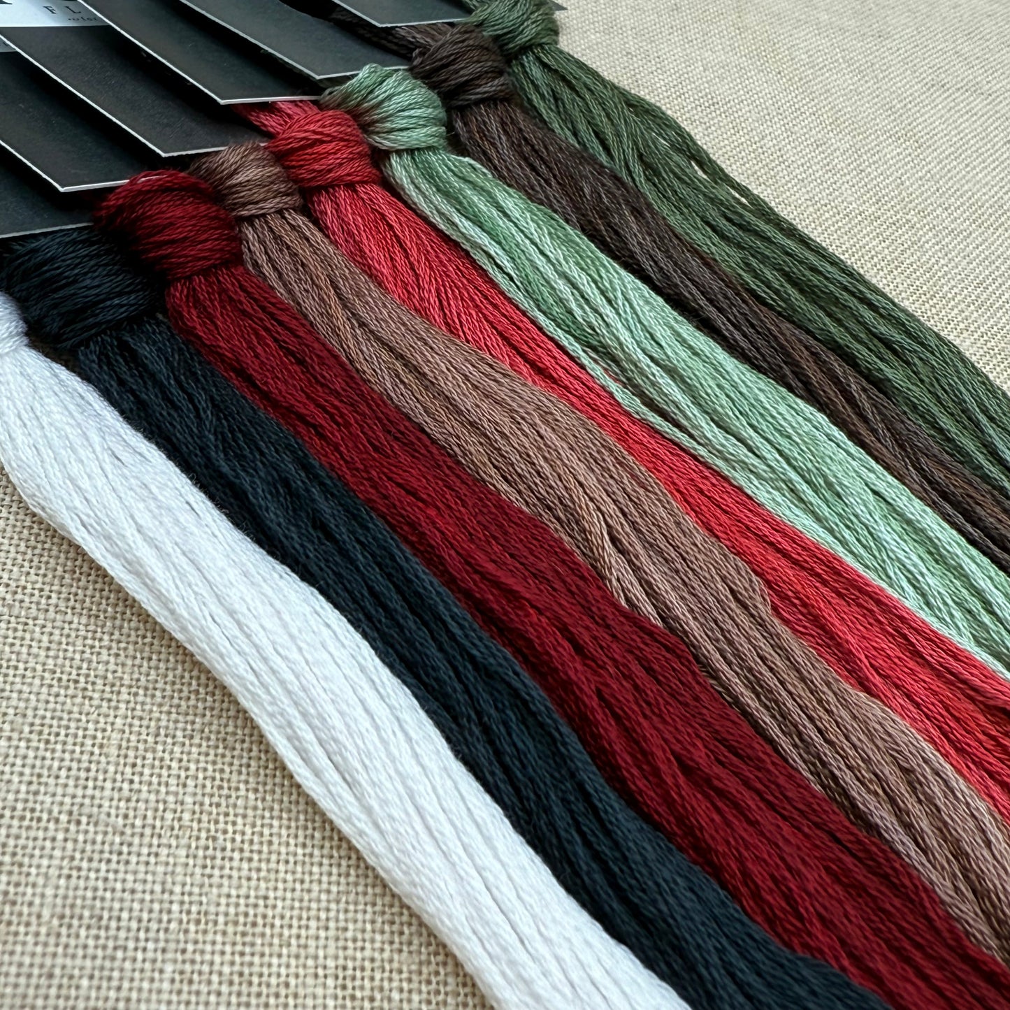 The Artsy Housewife - Two Snowy Owls - Chart and/or Roxy Floss Conversion