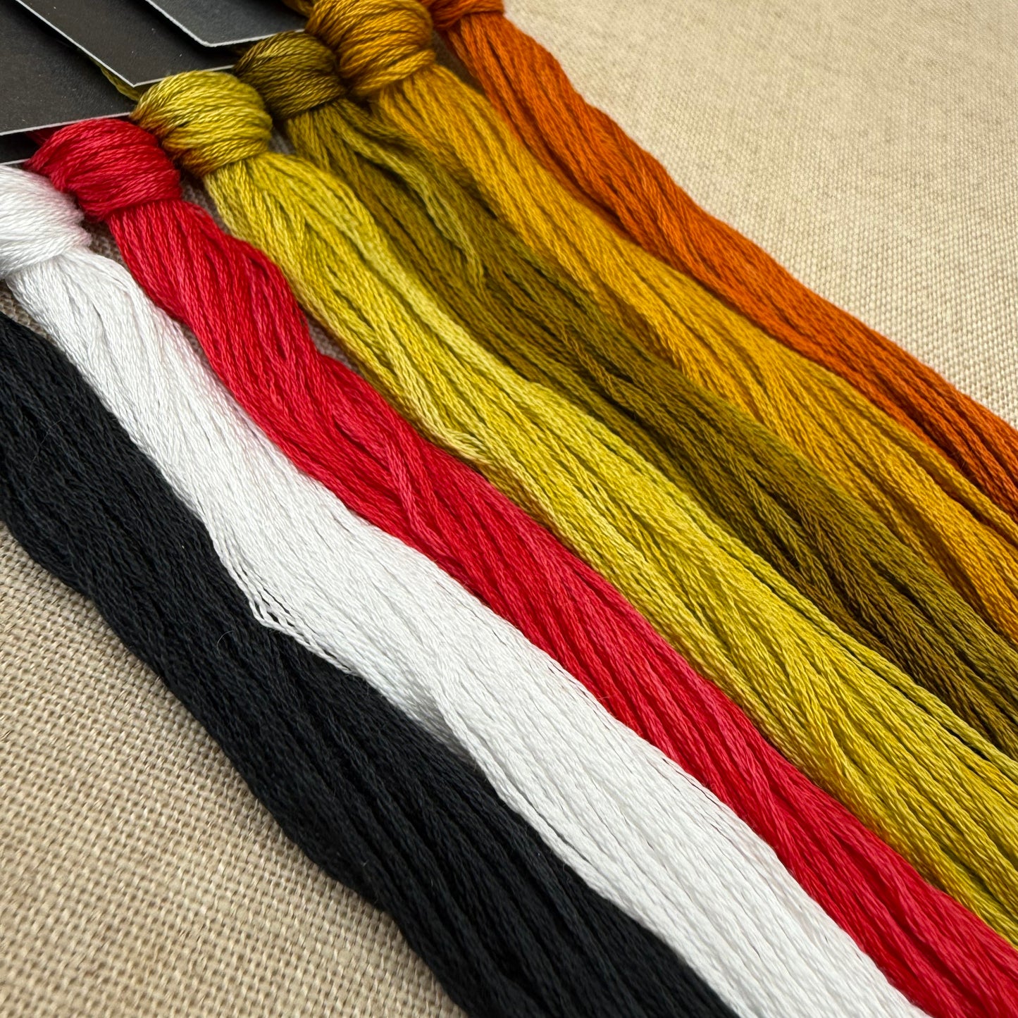 The Artsy Housewife - Hey, Birdie! - Chart and/or Roxy Floss Conversion