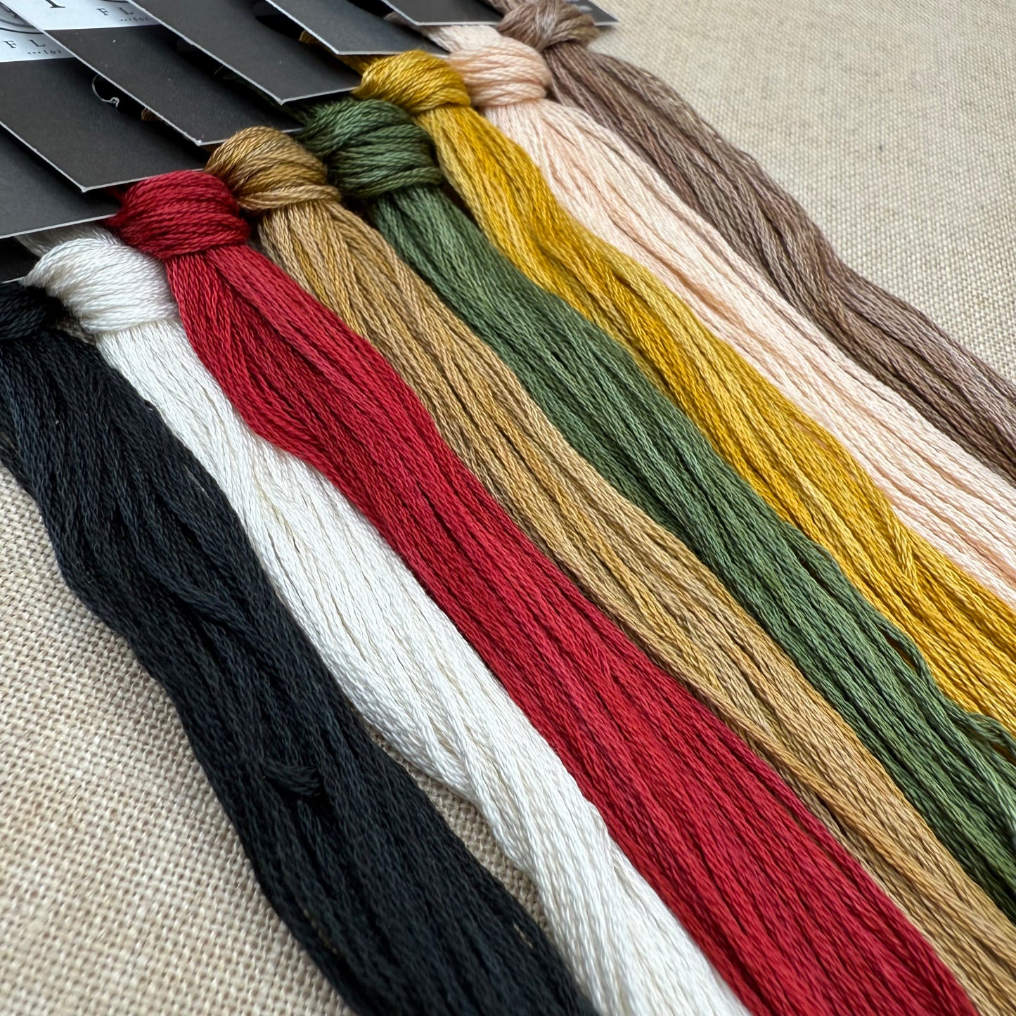 Lila's Studio - Noel en Rouge - Booklet Chart and/or Roxy Floss Conversion