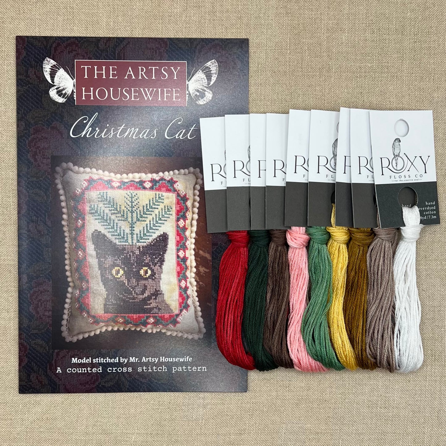 The Artsy Housewife - Christmas Cat - Chart and/or Roxy Floss Conversion