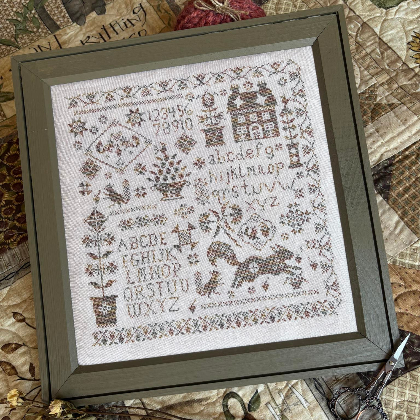 Pansy Patch Quilts and Stitchery - Sassy Squirrel Sampler - Booklet Chart IH